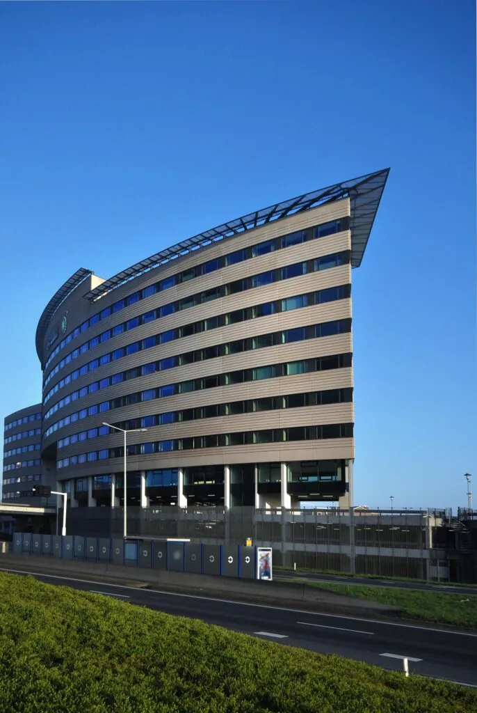 Modern kantoorgebouw aan de Rivium Boulevard met gebogen gevel en opvallend puntdak.